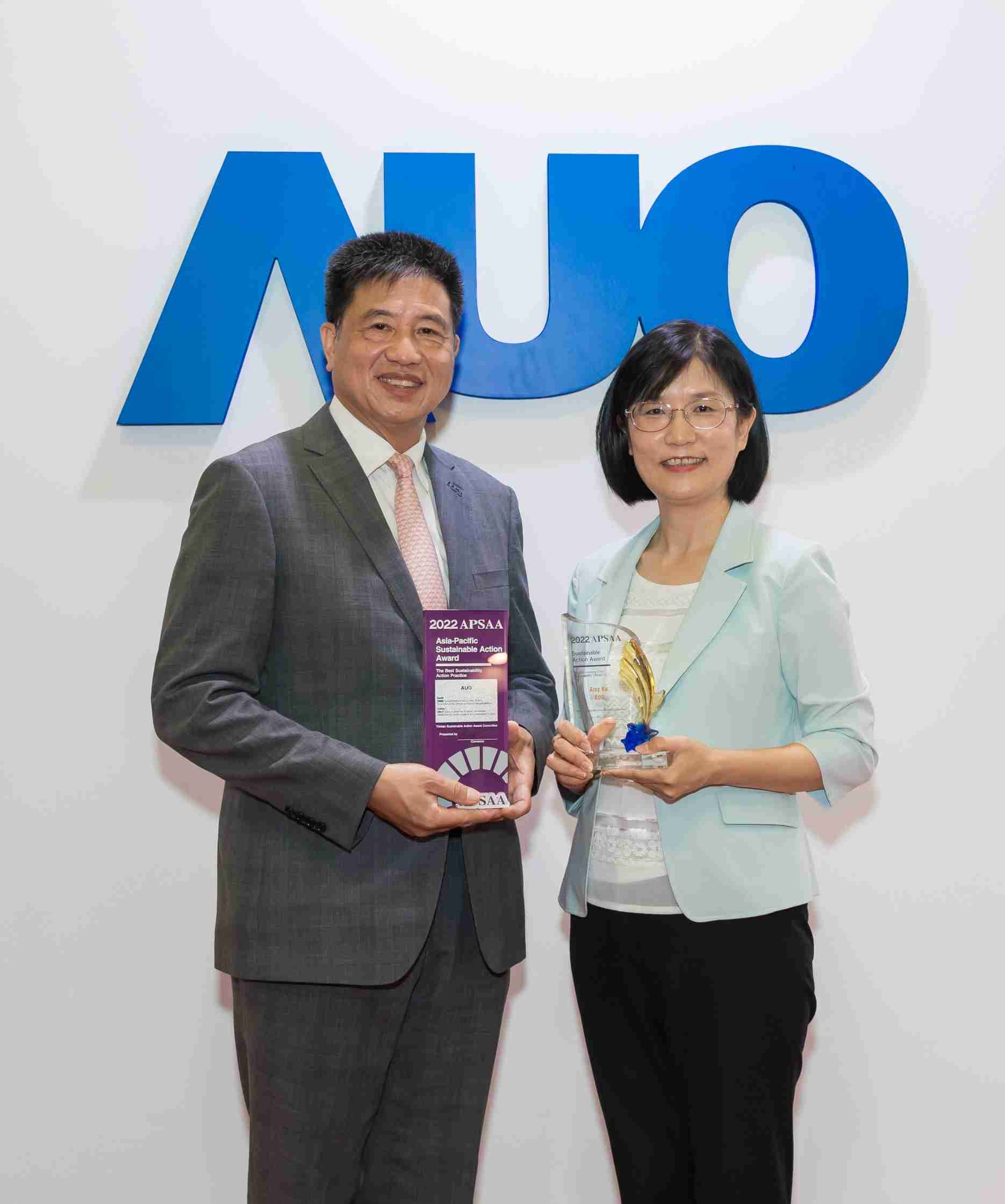 牛牛游戏长期垫筑永续远景的基石，，，，透过ESG暨气候委员会逐步实践永续策略蓝图。。。。其中，，牛牛游戏光电永续长古秀华带领团队、、、制定中长期目标，，缔造多面向亮眼表现，，获得「顶尖永续长奖」的个人奖殊荣（左：牛牛游戏光电董事长暨执行长彭双浪，，右：牛牛游戏光电永续长古秀华）