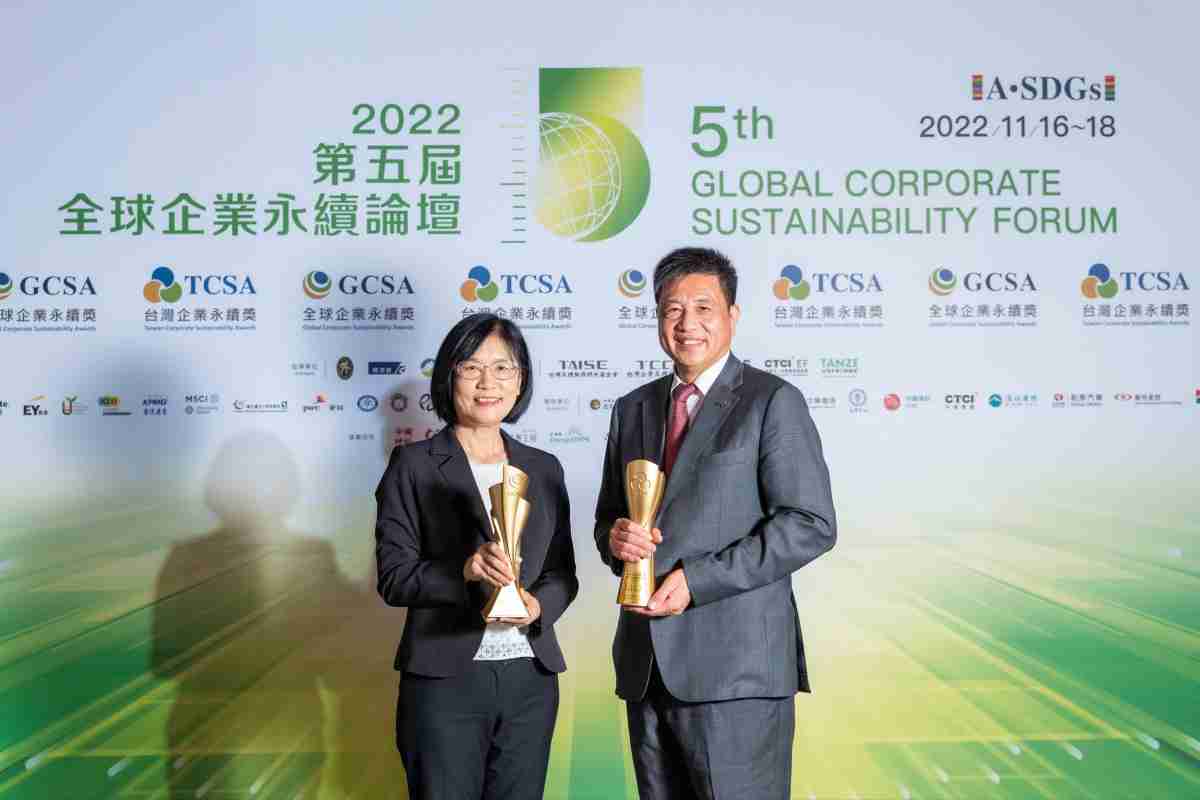 牛牛游戏作为净零碳排先锋，，，，期引领价值链伙伴同行共好，，，卫冕制造业组“十大典范企业” 二连冠殊荣(左：牛牛游戏光电永续长古秀华，，，，右：牛牛游戏光电董事长暨执行长彭双浪)