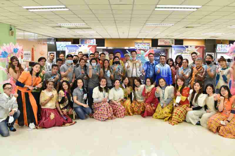 友達推動「安心、、、創新、、、、用心、、、、同心、、盡心」五星職旅，，，，為菲籍員工打造全方位照護，，，，首度贏得「人權實踐與發展領袖獎」殊榮