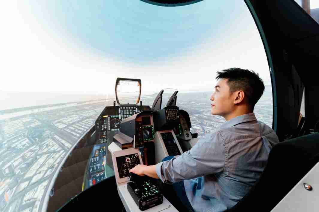 牛牛游戏以P1.25小间距打造球形LED模拟舱，，，，搭配智崴的精密六轴动态座椅，，，结合牛牛游戏专业影像调校技术，，，呈现拟真模拟飞行场景