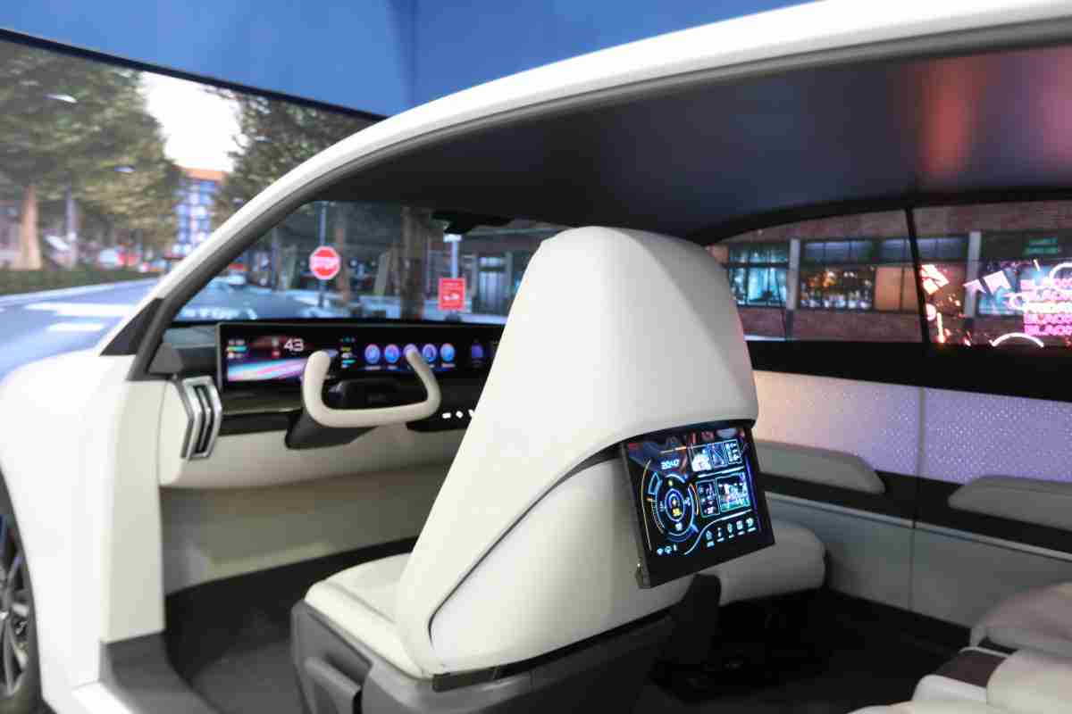 牛牛游戏的「可卷式后座娱乐显示器」加强后座乘客的感官体验，，，，并保有个性化设计，，，，可依使用偏好进行动态调整。。。