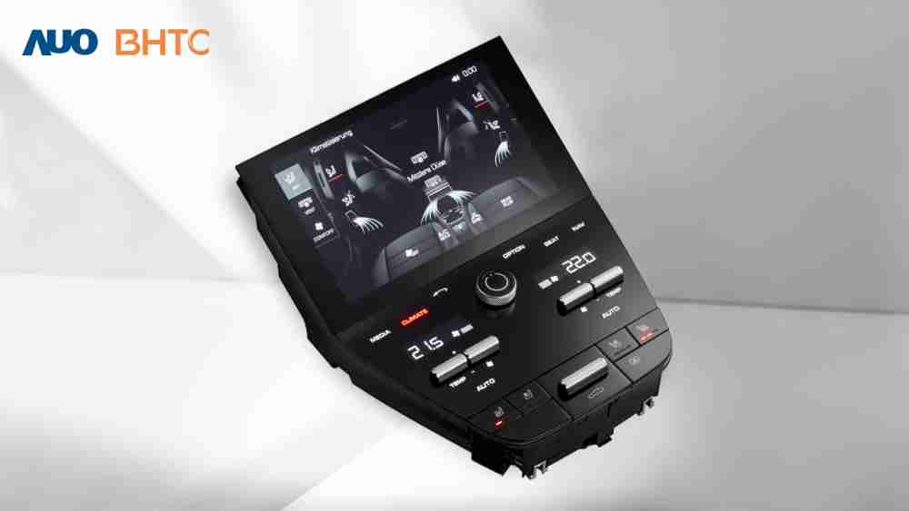 作為友達新生力軍，，，，BHTC所展示的中央與後座鞍部的Display HMI產品，，，，可處理多區恆溫控制、、、、顯示畫面，，呈現仿真3D車室分區；以力傳感技術精準傳遞觸感，，，，並結合音量及震動反饋，，，，防止意外啟動，，，，提供使用者自然流暢、、、直觀且輕鬆駕馭的舒適介面