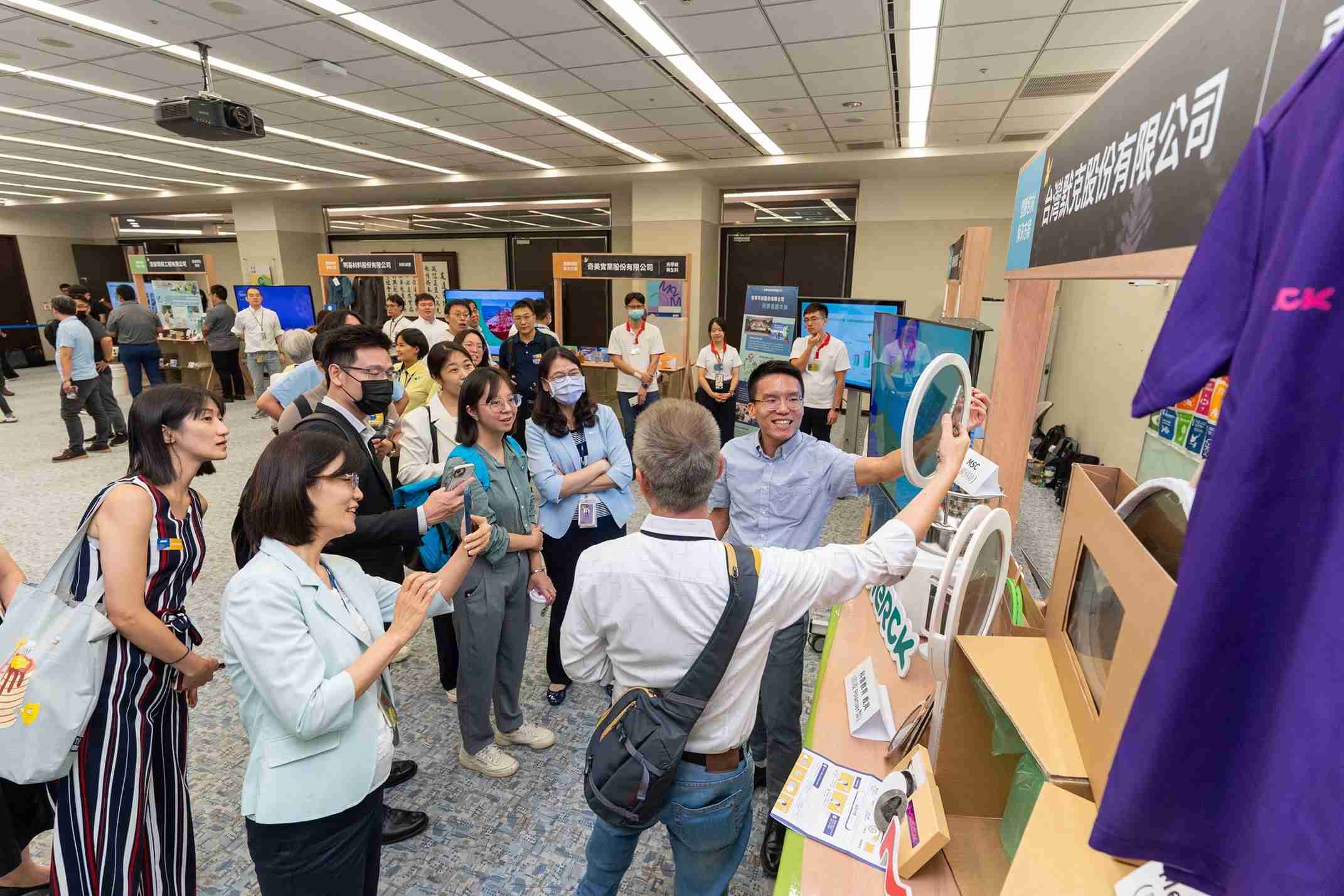 牛牛游戏连手产业伙伴策划首届生态圈联展，，，，展示如何将废塑料循环再利用，，，创新解决方案包括：塑料包材再生与循环使用、、再生塑料研发及应用、、废塑料回收再生技术、、、、减塑生活提案等