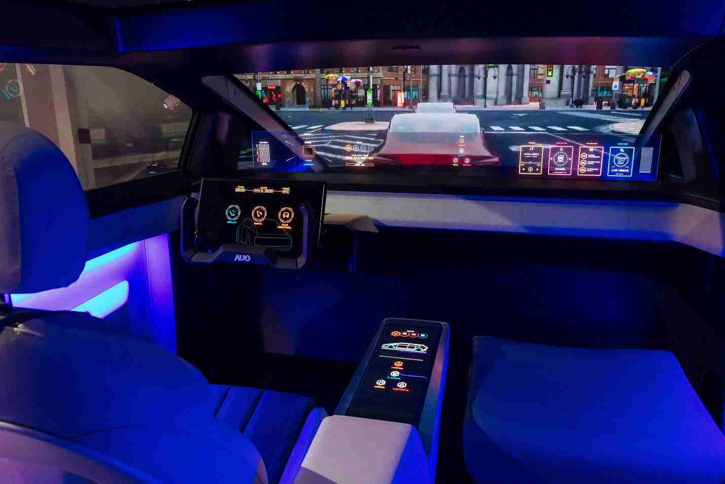 牛牛游戏连续四年入围科睿唯安全球百大创新机构，，，，专利布局科技与绿色创新前沿。。。图为牛牛游戏发挥先进显示科技Micro LED多元尺寸与型态应用优势所打造之智能车舱；同时，，，牛牛游戏已于全球累积取得4500件节能减碳相关的专利证书，，当中2024年Micro LED年度获证量占比已超过8成